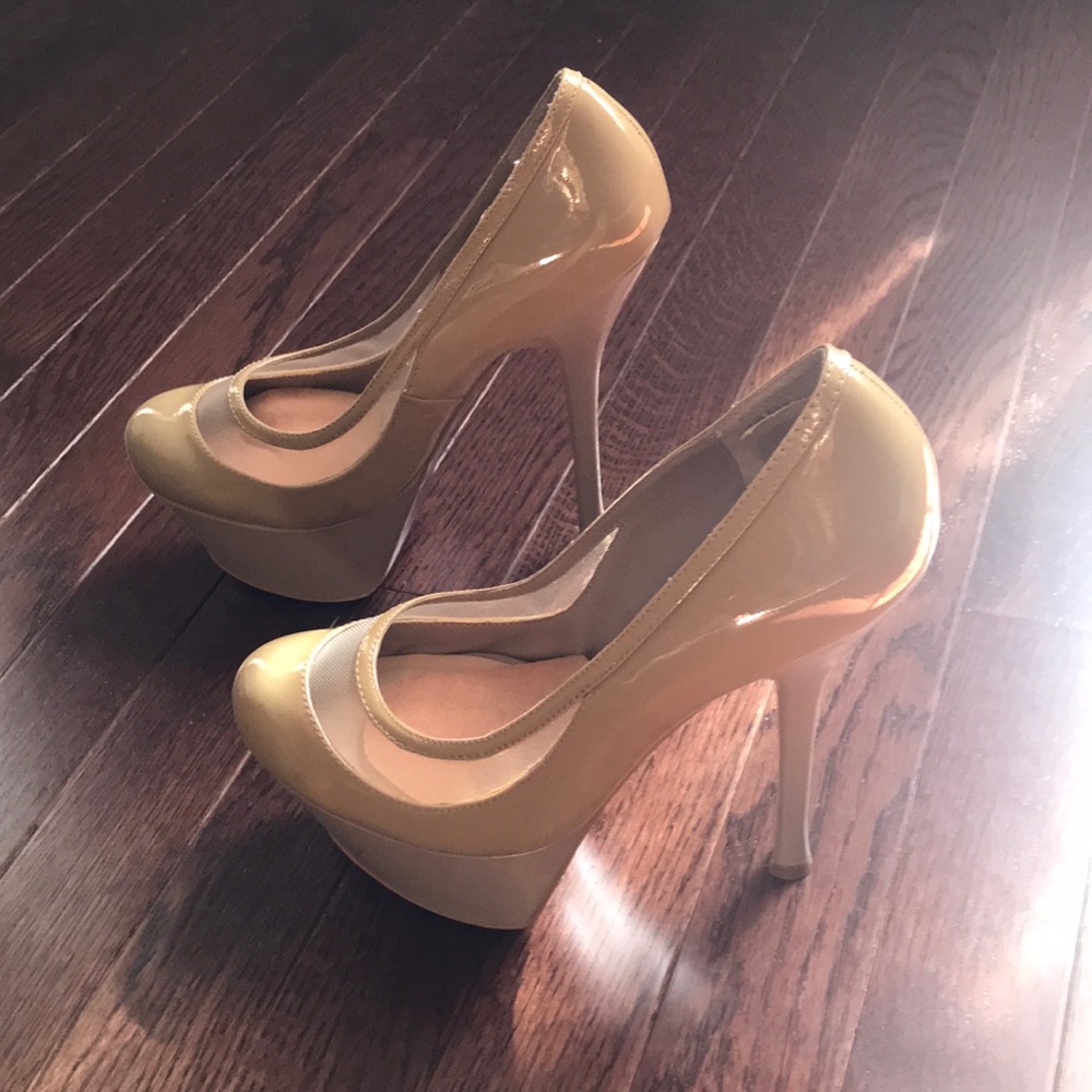 Nude H BY HALSTON Pumps